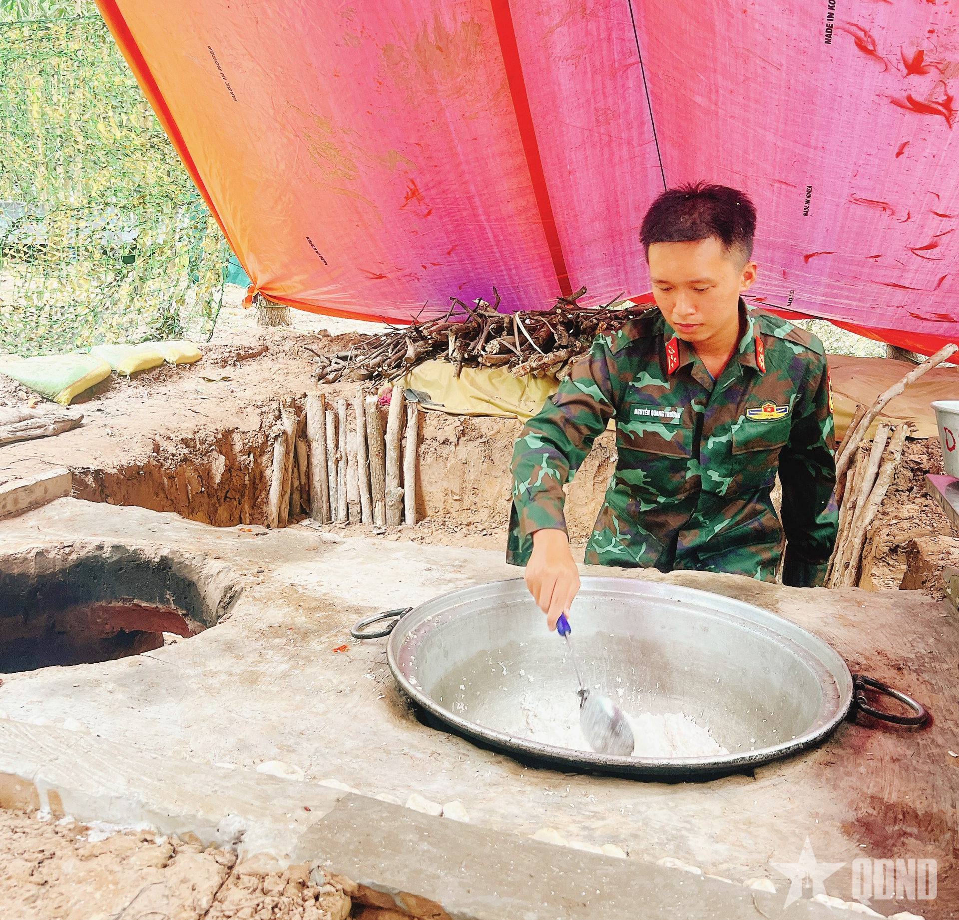 Tận tình chăm lo "thực túc, binh cường" 