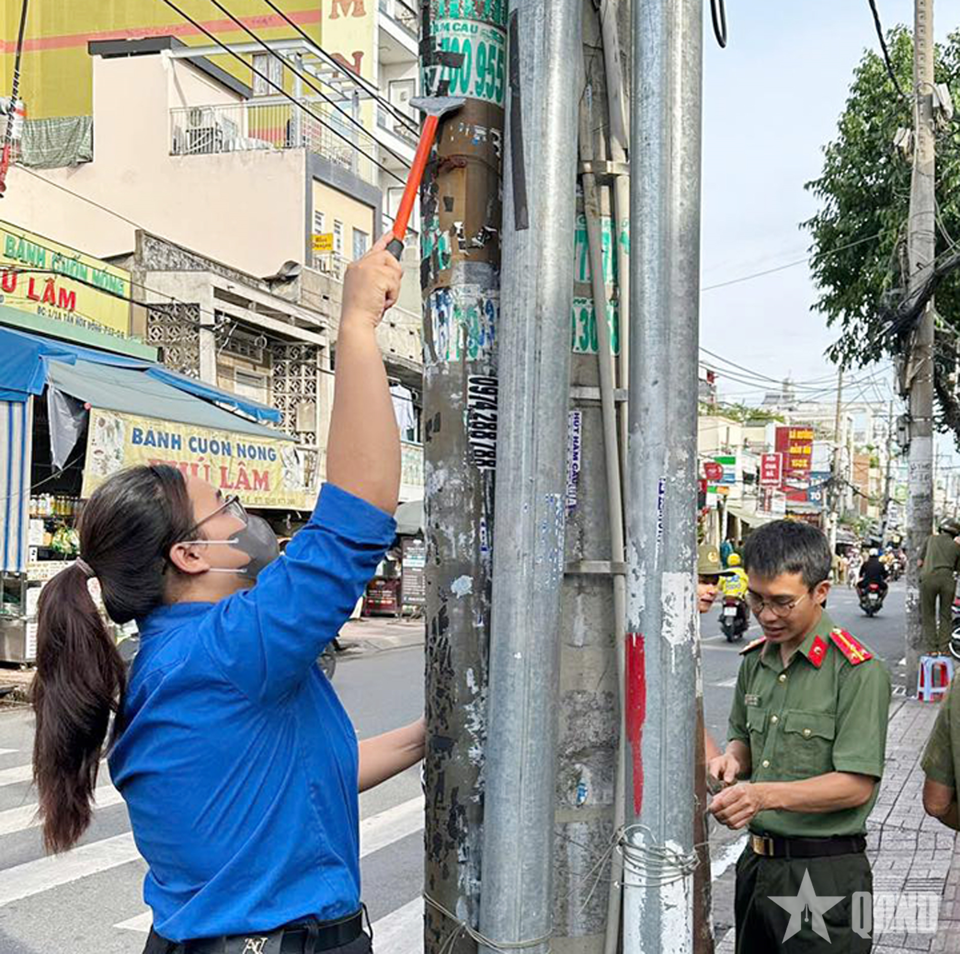 Tuổi trẻ Công an TP Hồ Chí Minh ra quân bóc, xóa quảng cáo sai quy định