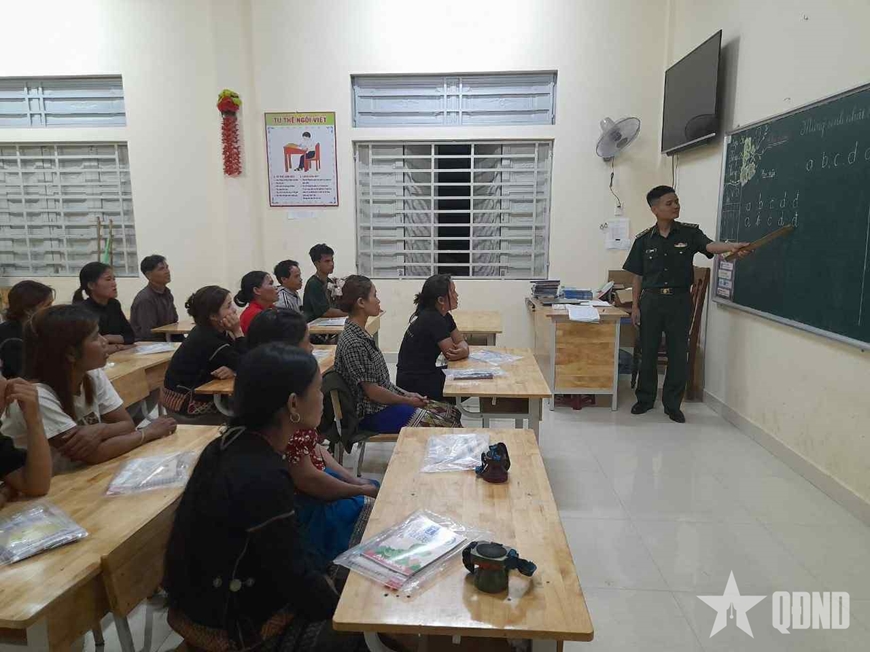Đại úy Hồ Văn Hữu - thầy giáo quân hàm xanh "gieo chữ" trên dãy Trường Sơn