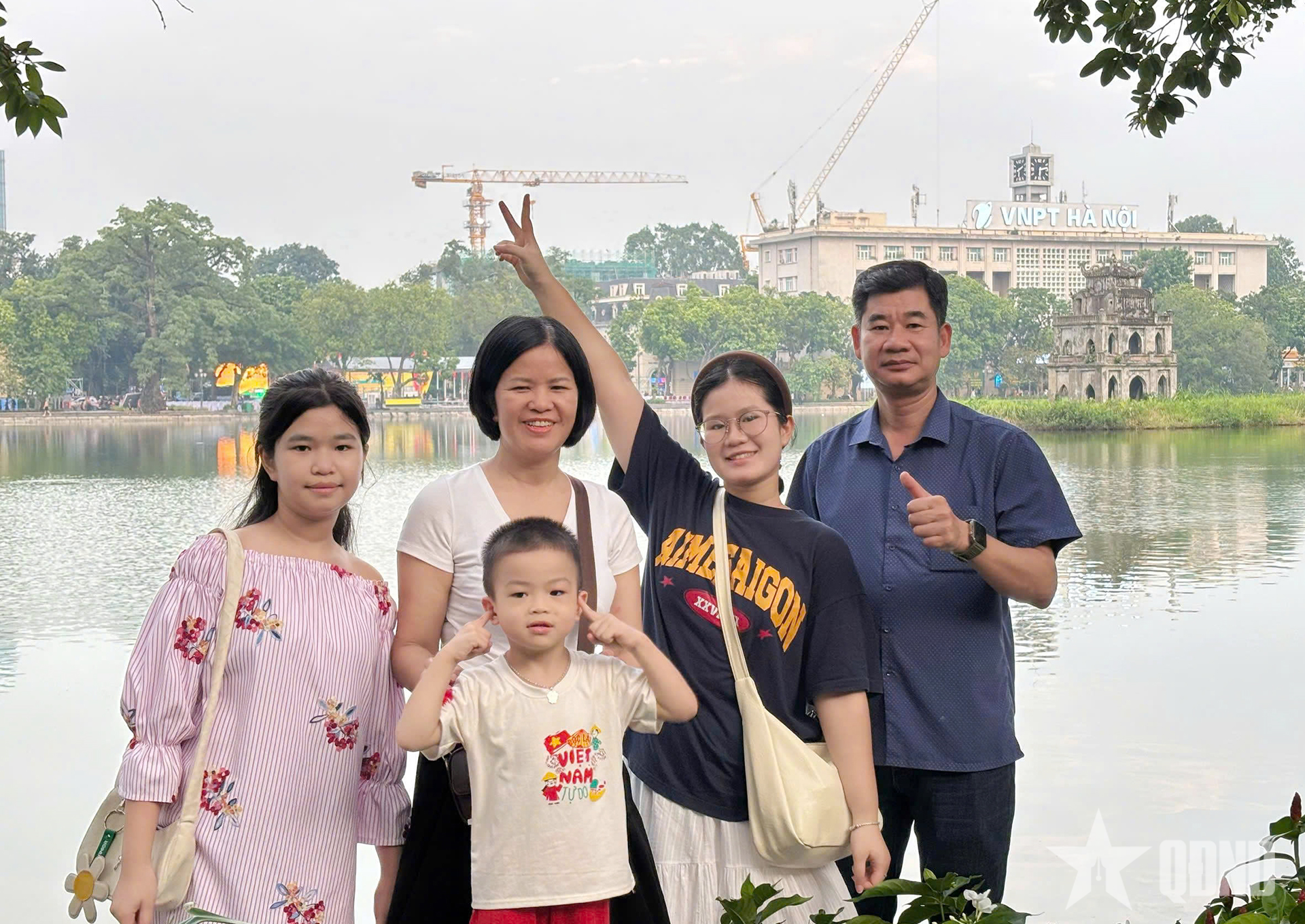 Những người “giữ lửa” nơi hậu phương

