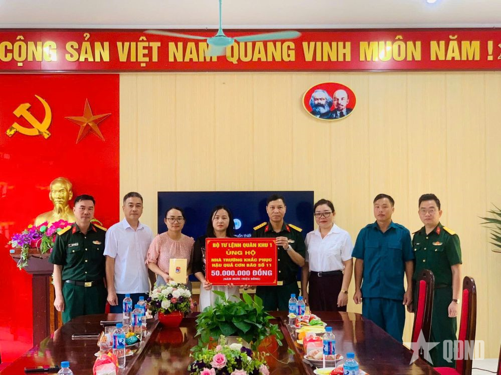 Bộ CHQS tỉnh Thái Nguyên tặng quà hỗ trợ các trường bị ảnh hưởng bởi bão số 11