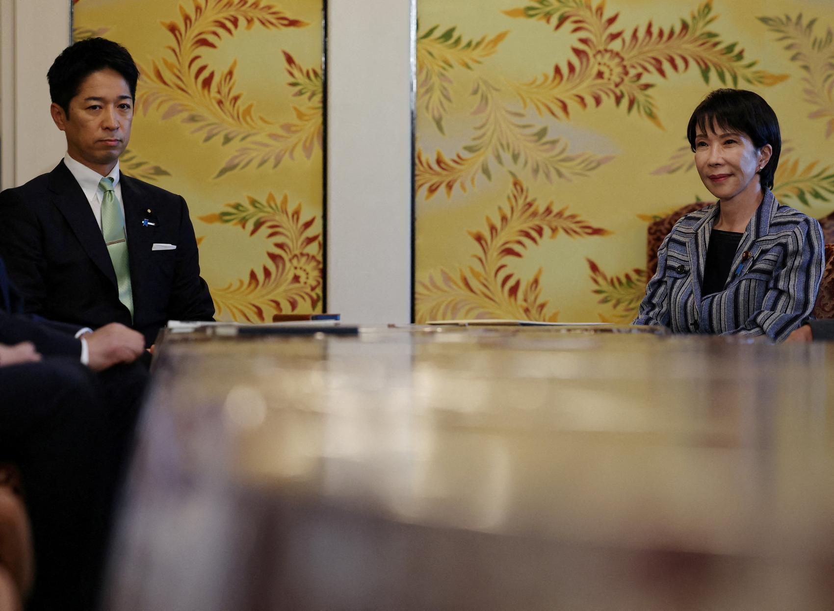 Chính trường Nhật Bản chứng kiến “cú bắt tay lịch sử”