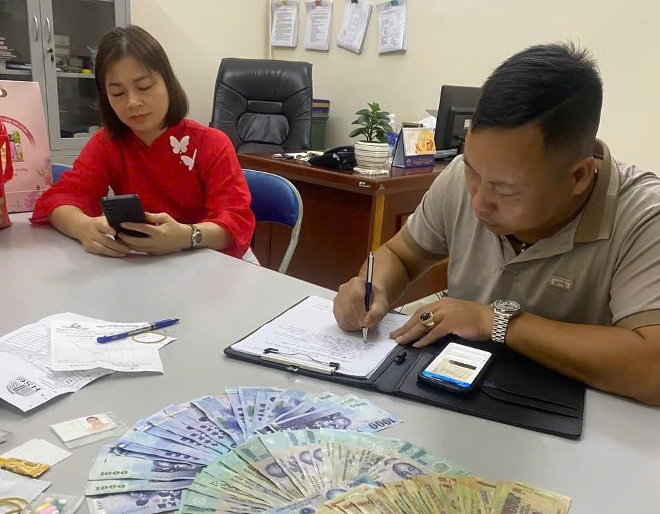 Trả lại tài sản giá trị lớn cho hành khách bỏ quên trên tàu Hà Nội - Lào Cai