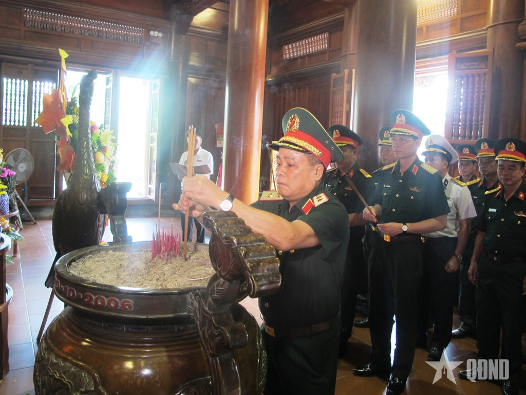 Cán bộ, chiến sĩ ngành xăng dầu Quân đội dâng hương tưởng nhớ Chủ tịch Hồ Chí Minh