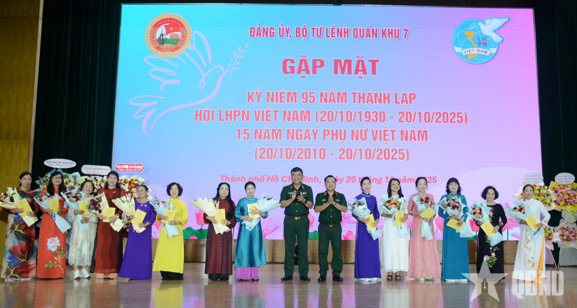 Quân khu 7 tặng quà 122 cán bộ phụ nữ, vợ quân nhân vượt khó tiêu biểu