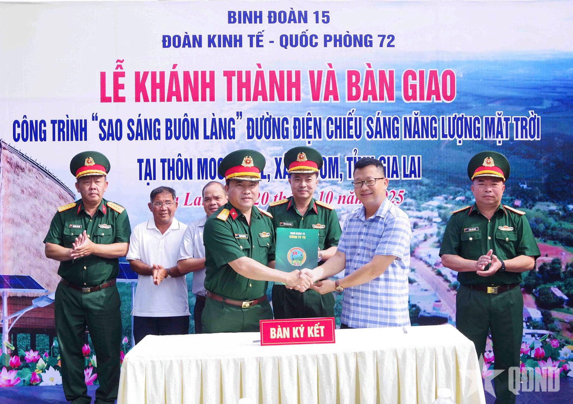 Đoàn Kinh tế - Quốc phòng 72 tặng đường điện chiếu sáng năng lượng mặt trời cho buôn làng