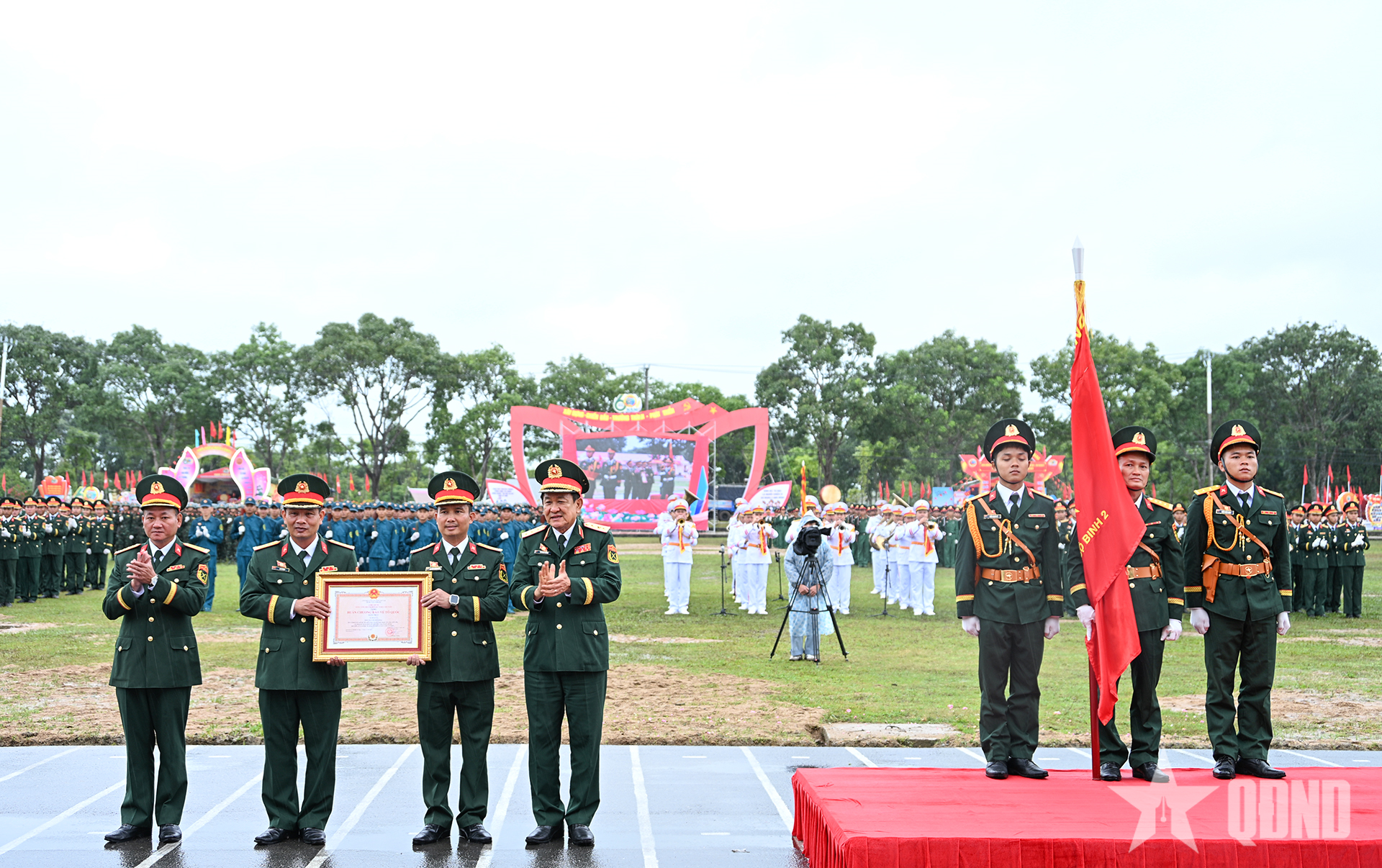 Thượng tướng Võ Minh Lương dự Lễ kỷ niệm 60 năm Ngày truyền thống Sư đoàn 2 (Quân khu 5)