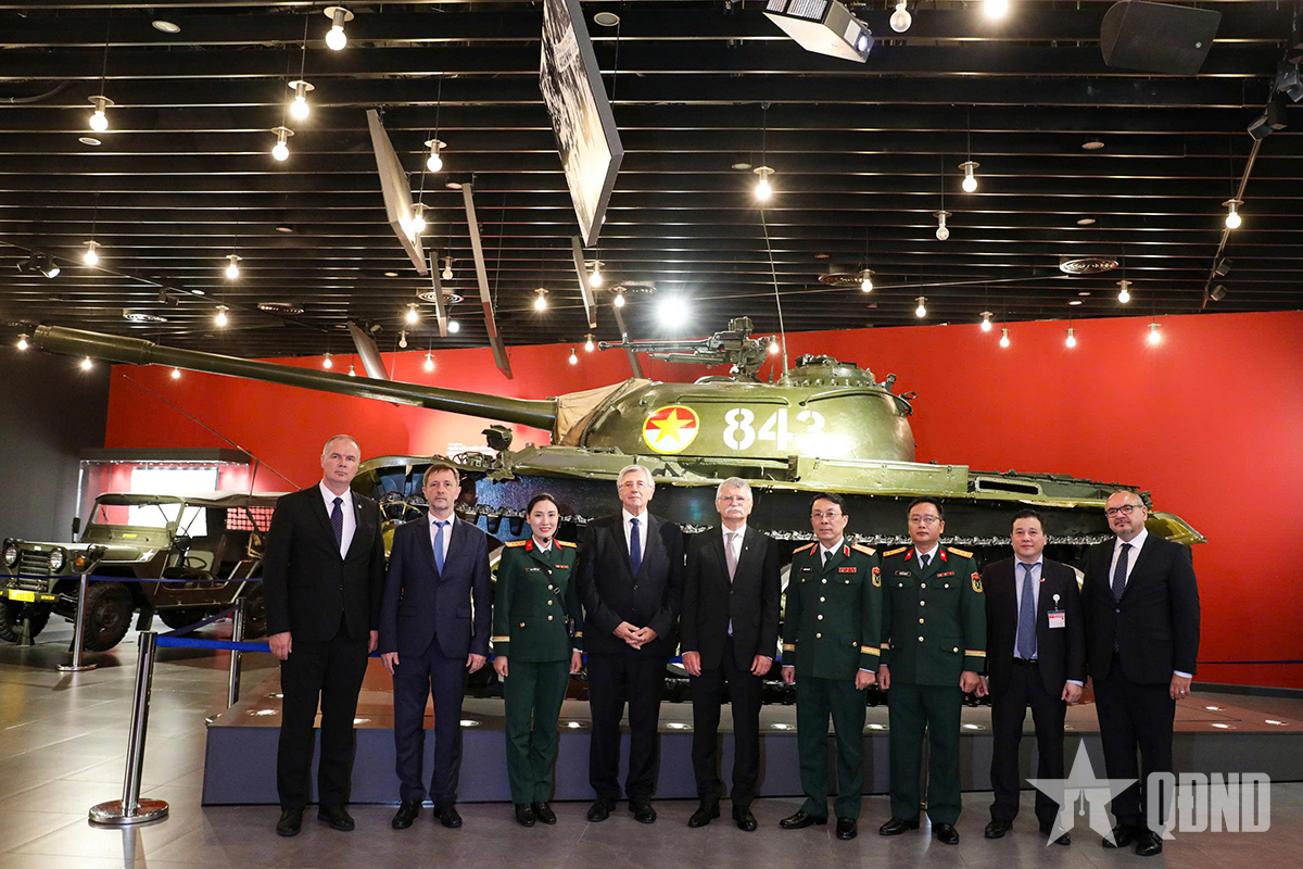 Chủ tịch Quốc hội Hungary tham quan Bảo tàng Lịch sử quân sự Việt Nam