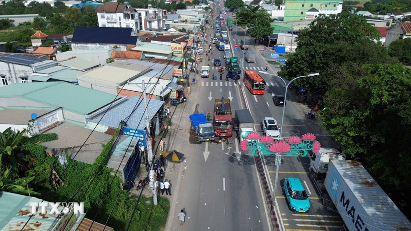 Tai nạn liên hoàn, Quốc lộ 22 ùn tắc nhiều giờ