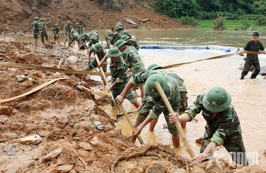 Làm tốt công tác Đảng, công tác chính trị trong ứng phó bão số 12 và mưa lũ