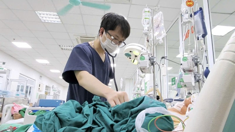 Sau mưa lũ, nhiều bệnh nhân biến chứng nặng do nhiễm khuẩn vàng da