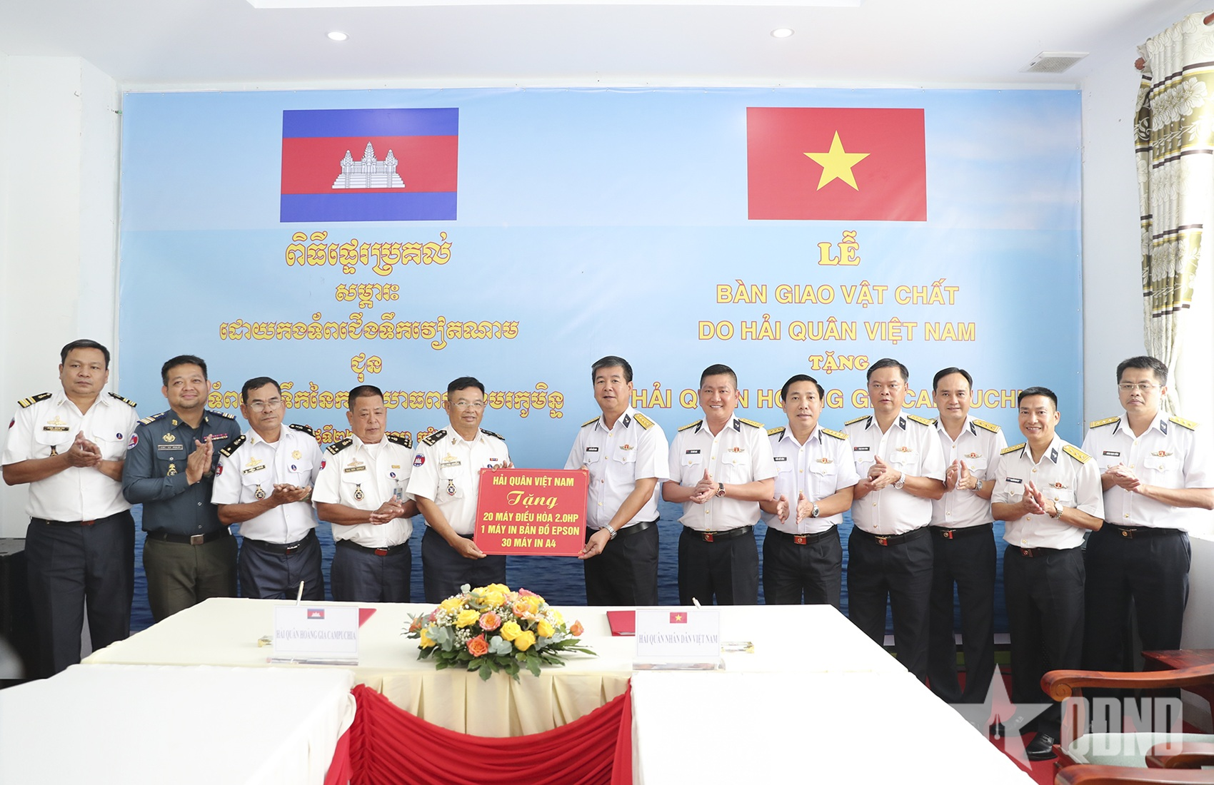 Hải quân Việt Nam bàn giao vật chất tặng Hải quân Hoàng gia Campuchia