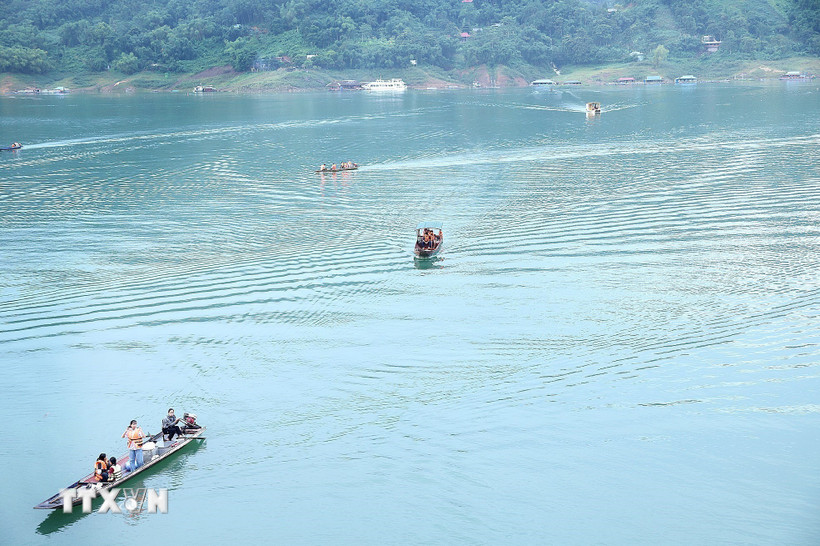 Khẩn trương tìm kiếm người mất tích do lật thuyền trên lòng hồ sông Đà