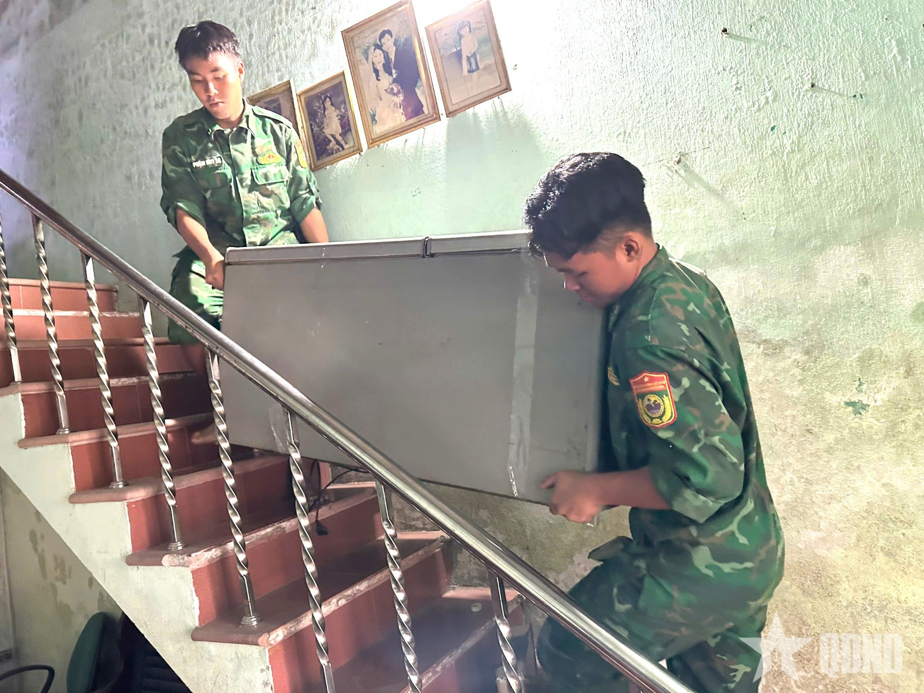 Đồn Biên phòng Hải Vân giúp nhân dân vùng thấp trũng di chuyển tài sản