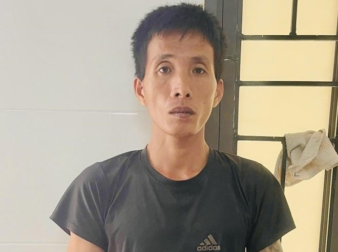 Khởi tố cha dượng bạo hành con riêng của vợ