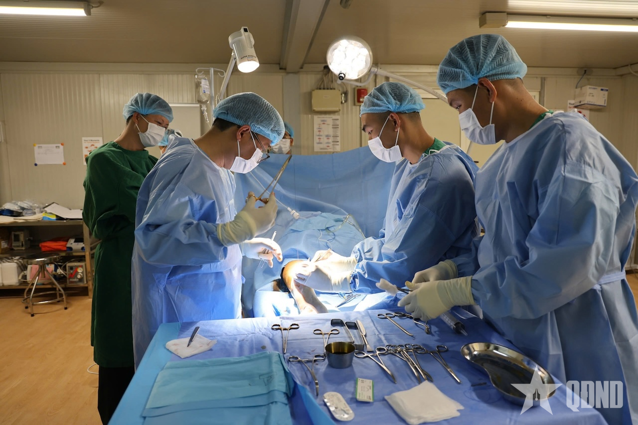 Bệnh viện dã chiến cấp 2 số 7 phẫu thuật nối gân gót thành công cho sĩ quan Mông Cổ