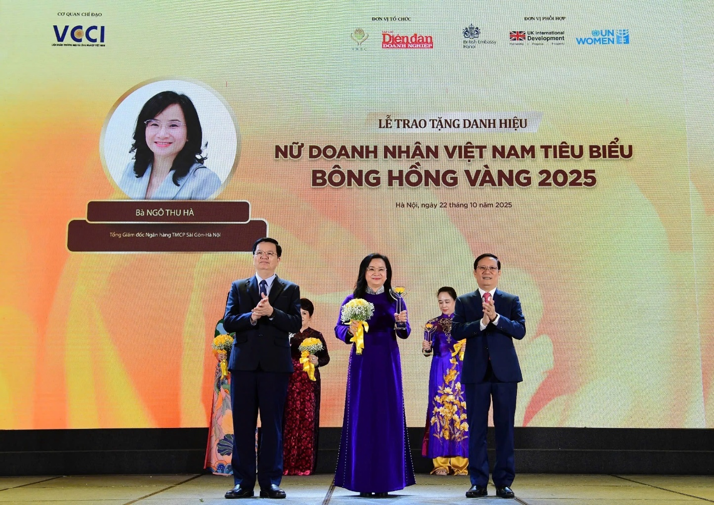 Tổng giám đốc SHB Ngô Thu Hà được vinh danh “Nữ doanh nhân Việt Nam tiêu biểu - Bông hồng vàng” năm 2025