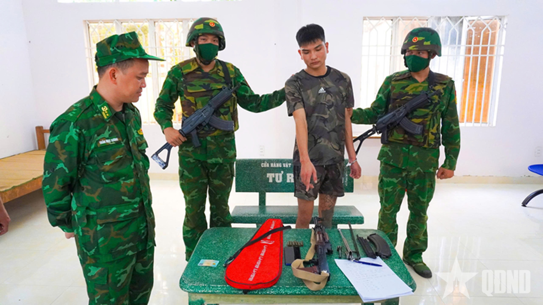 Bắt giữ đối tượng mang súng AK tại cửa khẩu Mỹ Quý Tây