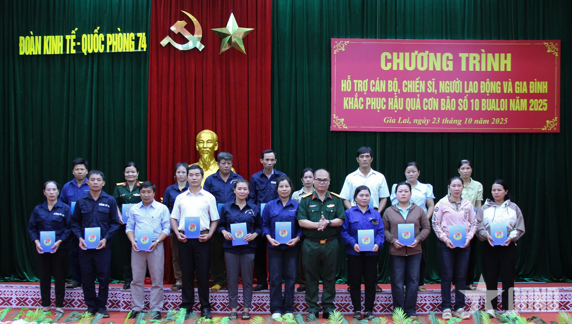 Đoàn Kinh tế - Quốc phòng 74: Trao tiền hỗ trợ cán bộ, chiến sĩ, người lao động và gia đình khắc phục hậu quả bão số 10