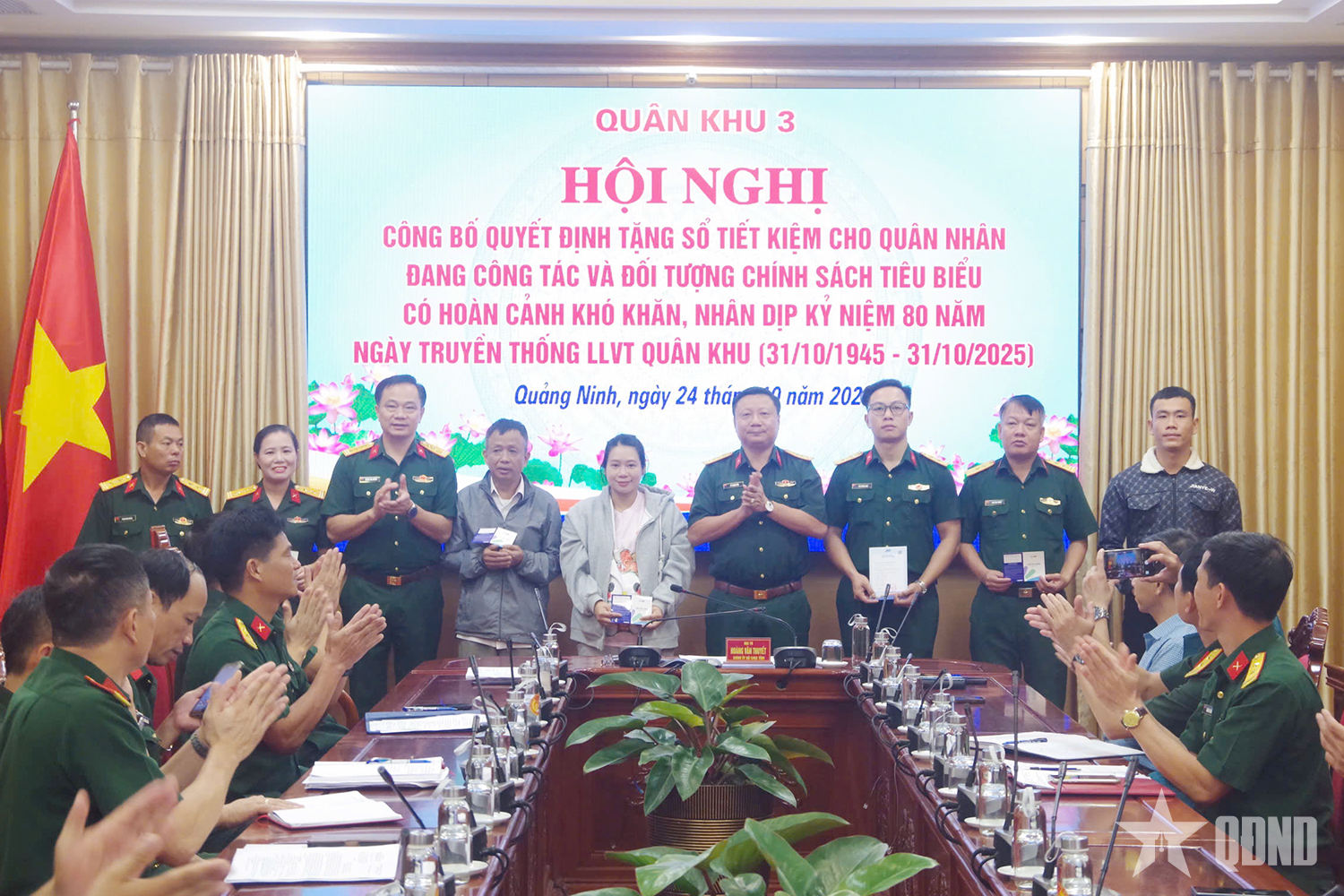 Bộ CHQS tỉnh Quảng Ninh: Trao sổ tiết kiệm tặng quân nhân và đối tượng chính sách