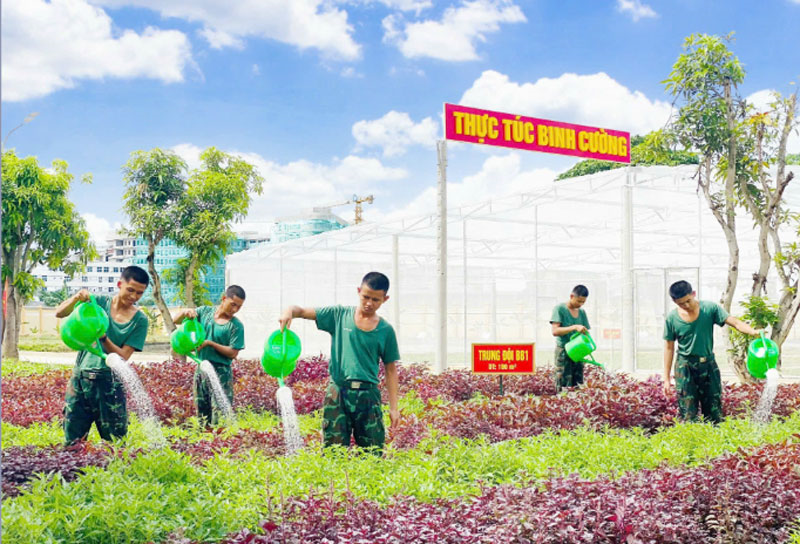  Đẩy mạnh tăng gia sản xuất, nâng cao đời sống bộ đội ở Quân khu 4