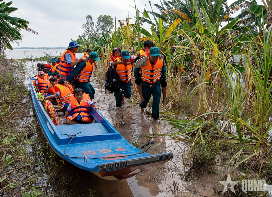 Chuyến đò mang nặng tình quân-dân