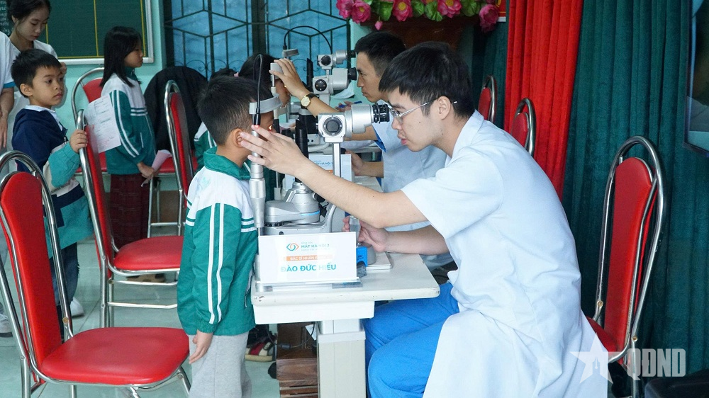 Bệnh viện Mắt Hà Nội 2: Chăm sóc mắt cho người dân vùng lũ
