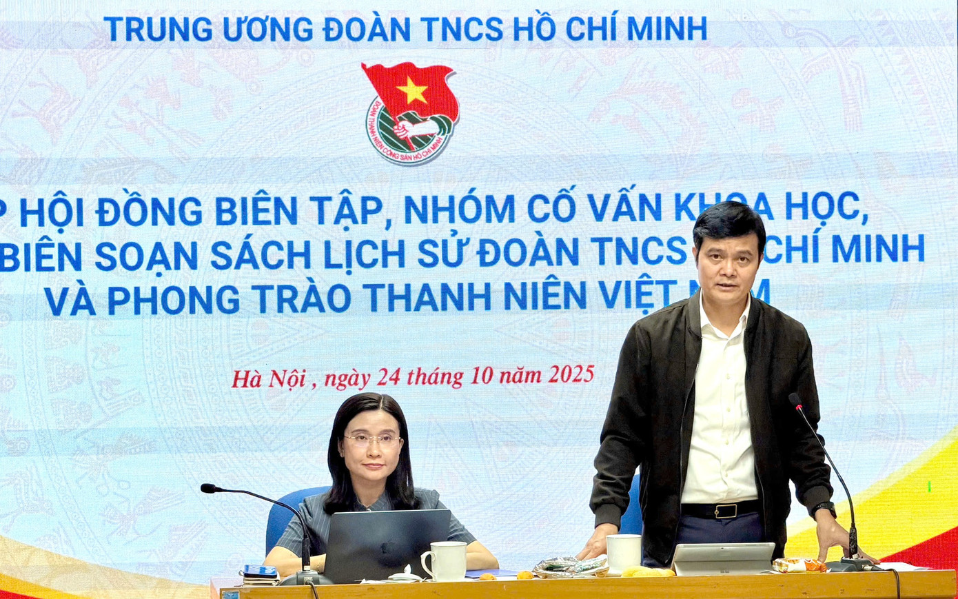 Biên soạn sách “Lịch sử Đoàn TNCS Hồ Chí Minh và phong trào thanh niên Việt Nam”