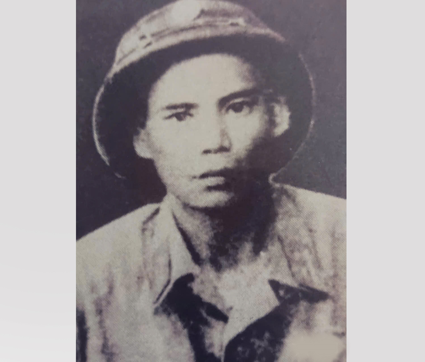 Bên phần mộ người đồng đội - người chỉ huy anh hùng