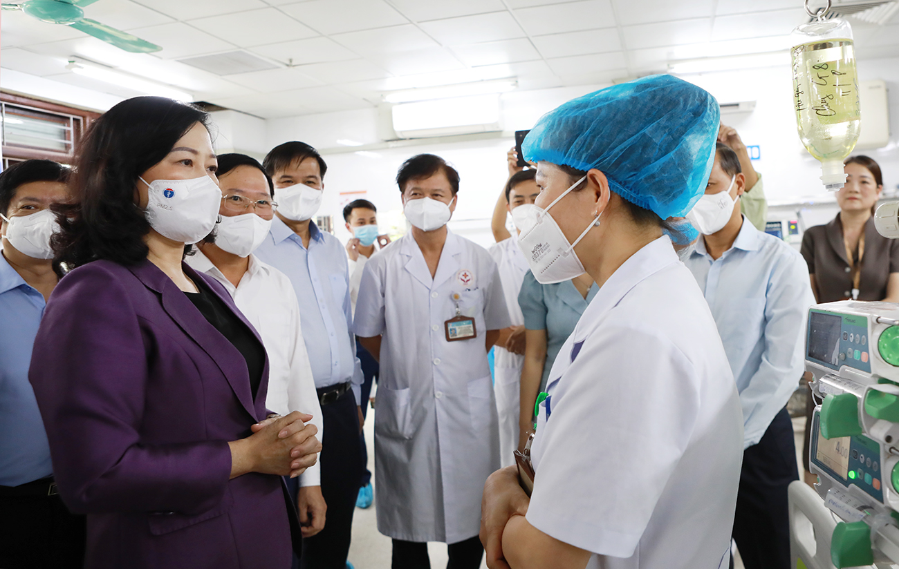 Bộ trưởng Bộ Y tế Đào Hồng Lan: “Đội ngũ y bác sĩ phải được bảo vệ trong bất cứ trường hợp nào”