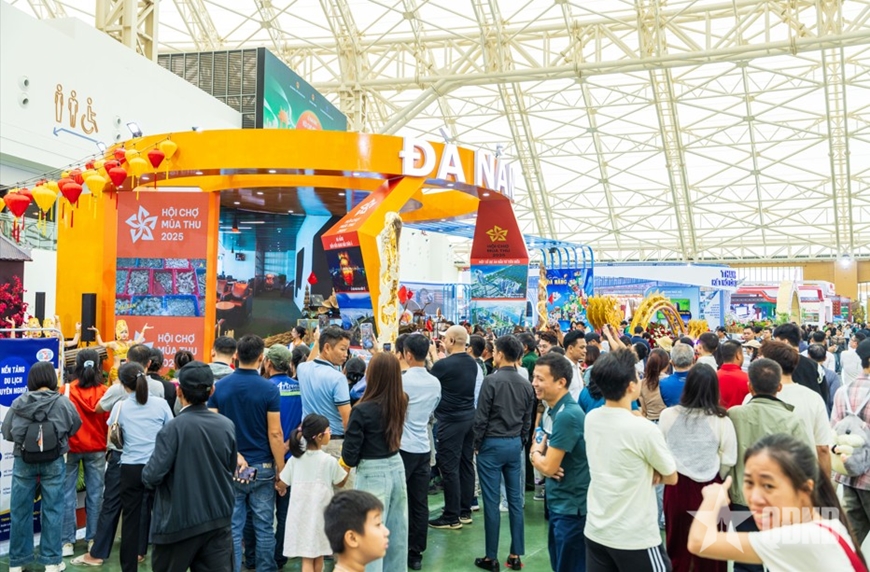 Hội chợ Mùa thu 2025: Đông đảo người dân, du khách đổ về ngày đầu mở cửa