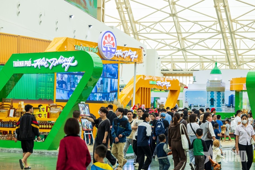 Hội chợ Mùa thu 2025: Đông đảo người dân, du khách đổ về ngày đầu mở cửa