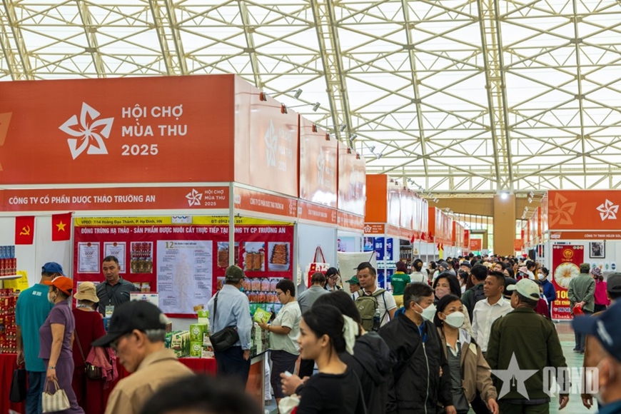 Hội chợ Mùa thu 2025: Đông đảo người dân, du khách đổ về ngày đầu mở cửa