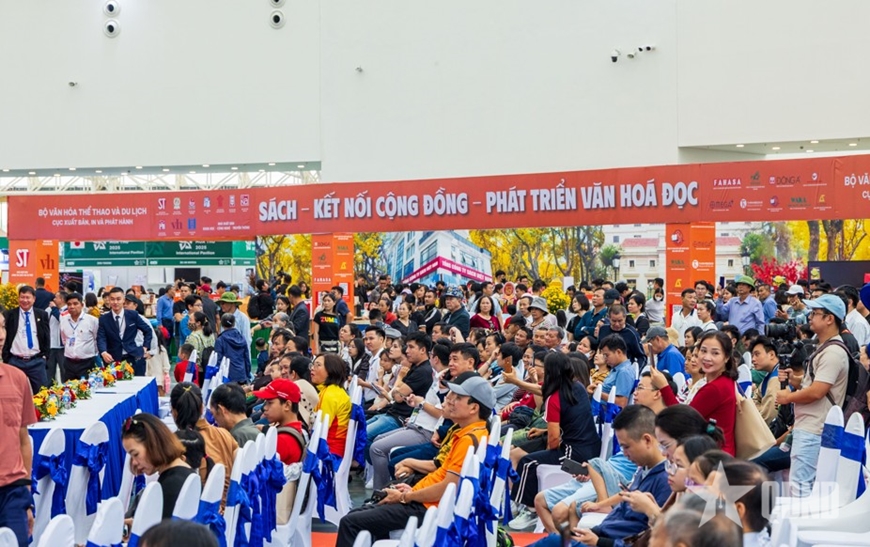 Hội chợ Mùa thu 2025: Đông đảo người dân, du khách đổ về ngày đầu mở cửa