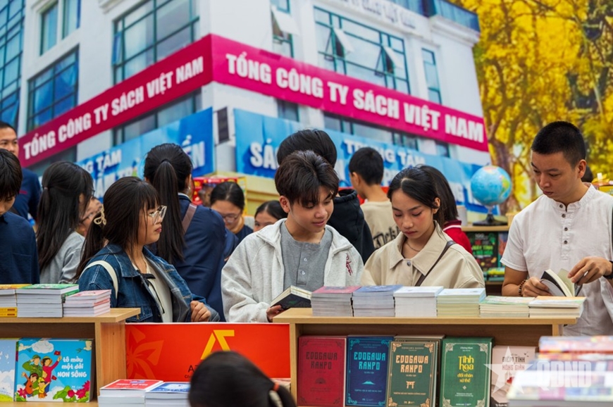 Hội chợ Mùa thu 2025: Đông đảo người dân, du khách đổ về ngày đầu mở cửa