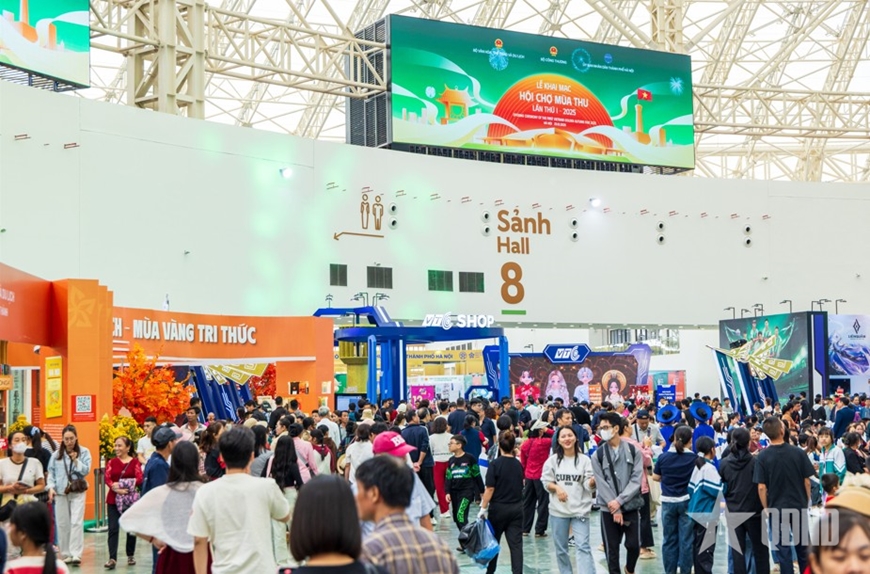 Hội chợ Mùa thu 2025: Đông đảo người dân, du khách đổ về ngày đầu mở cửa