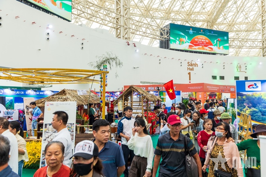 Hội chợ Mùa thu 2025: Đông đảo người dân, du khách đổ về ngày đầu mở cửa