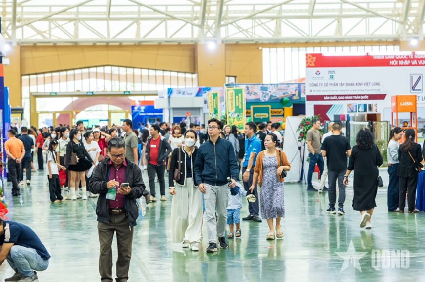 Hội chợ Mùa thu 2025: Đông đảo người dân, du khách đổ về ngày đầu mở cửa