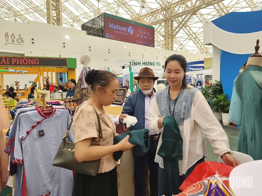 Hội chợ Mùa thu 2025: Đông đảo người dân, du khách đổ về ngày đầu mở cửa
