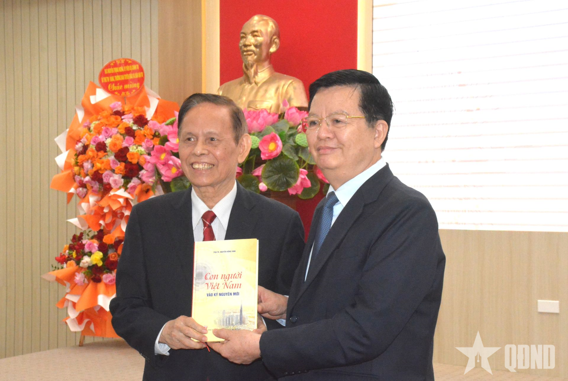 Ra mắt sách “Con người Việt Nam vào kỷ nguyên mới” của PGS, TS, nhà báo Nguyễn Hồng Vinh