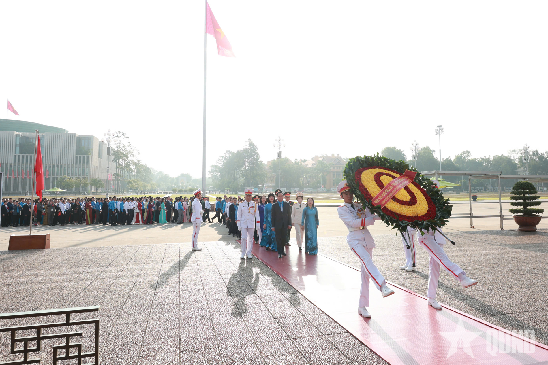 400 đại biểu dự Đại hội thi đua yêu nước công nhân viên chức lao động toàn quốc báo công dâng Bác
