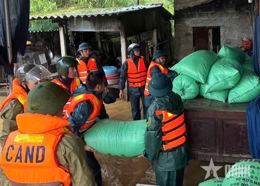 Công an TP Huế huy động tối đa lực lượng, phương tiện giúp dân ứng phó mưa lũ