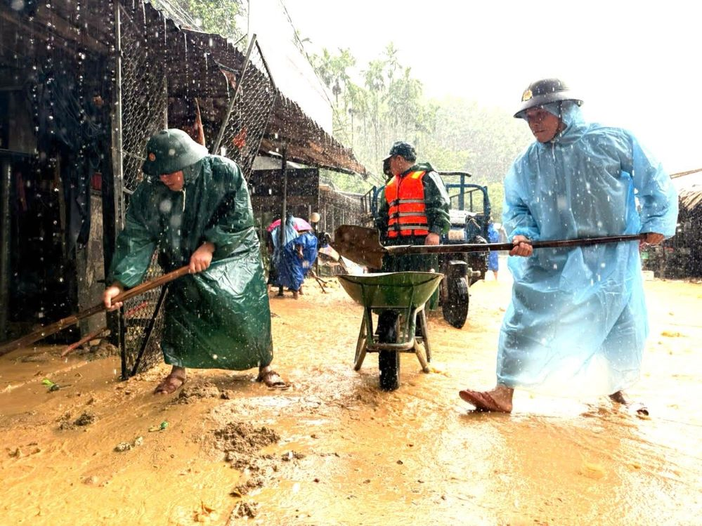 Băng rừng, vượt lũ cứu dân