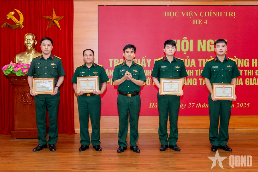 Trao giấy khen của Chính ủy Học viện Chính trị tặng các cá nhân có thành tích trong đợt thi đua cao điểm
