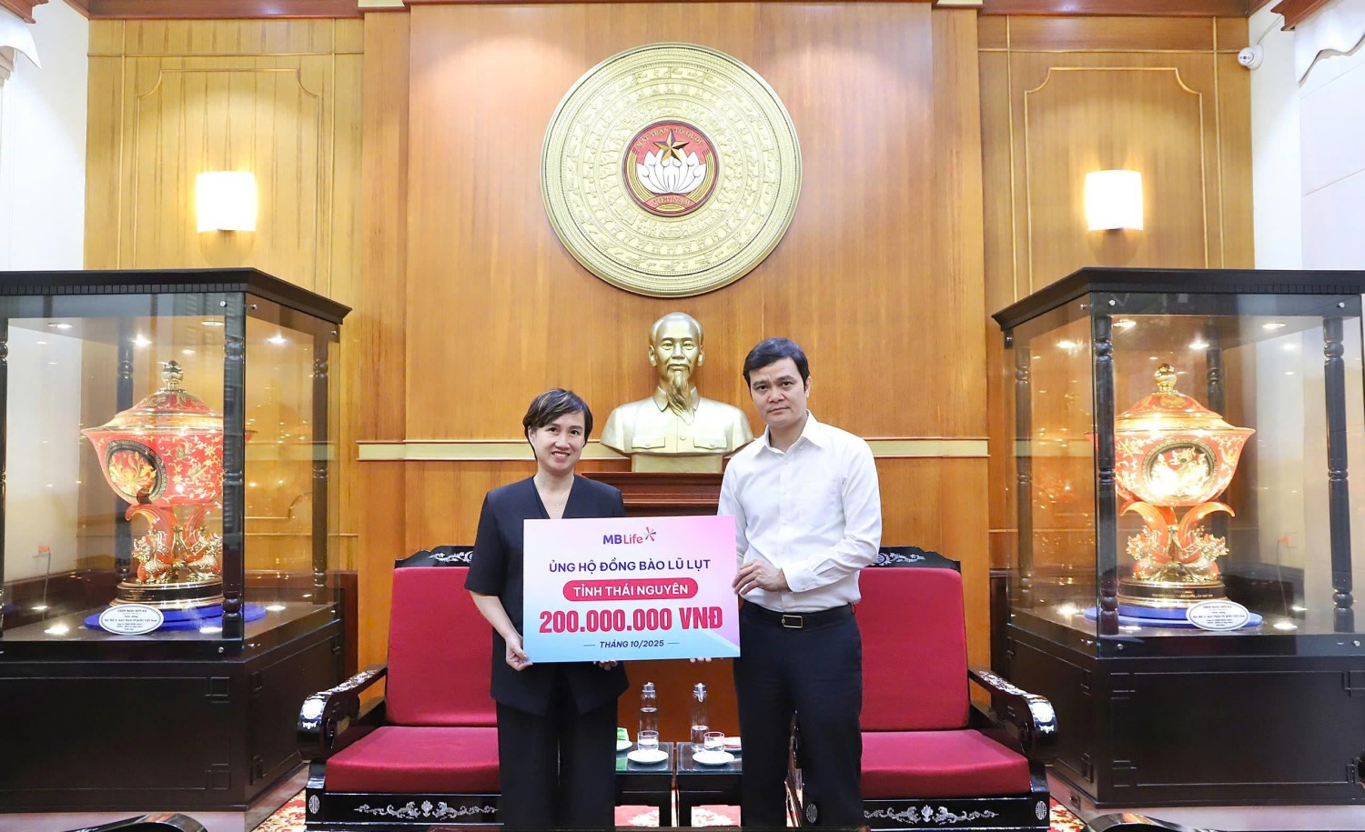 MB Life chung tay chia sẻ khó khăn với đồng bào vùng lũ lụt