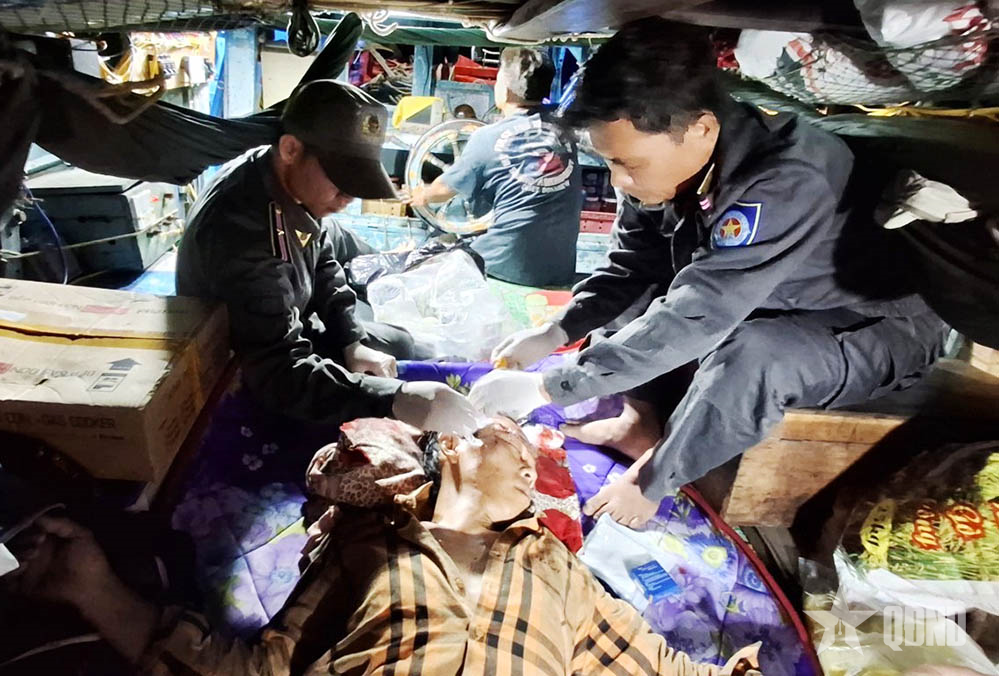 Tàu Kiểm ngư KN-219 kịp thời cấp cứu ngư dân bị nạn trên biển