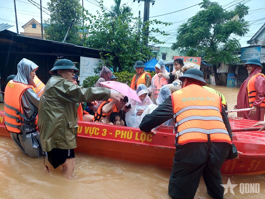 Ứng phó với mưa lũ tại thành phố Huế: Bộ đội, dân quân kịp thời di dời nhân dân ở các khu vực nguy hiểm