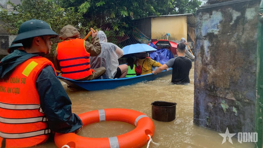 Ứng phó với mưa lũ tại thành phố Huế: Bộ đội, dân quân kịp thời di dời nhân dân ở các khu vực nguy hiểm