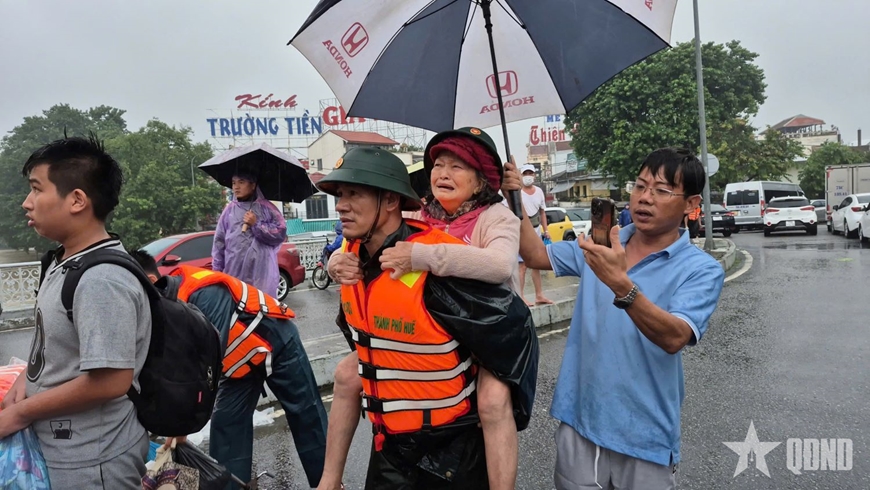 Ứng phó với mưa lũ tại thành phố Huế: Bộ đội, dân quân kịp thời di dời nhân dân ở các khu vực nguy hiểm