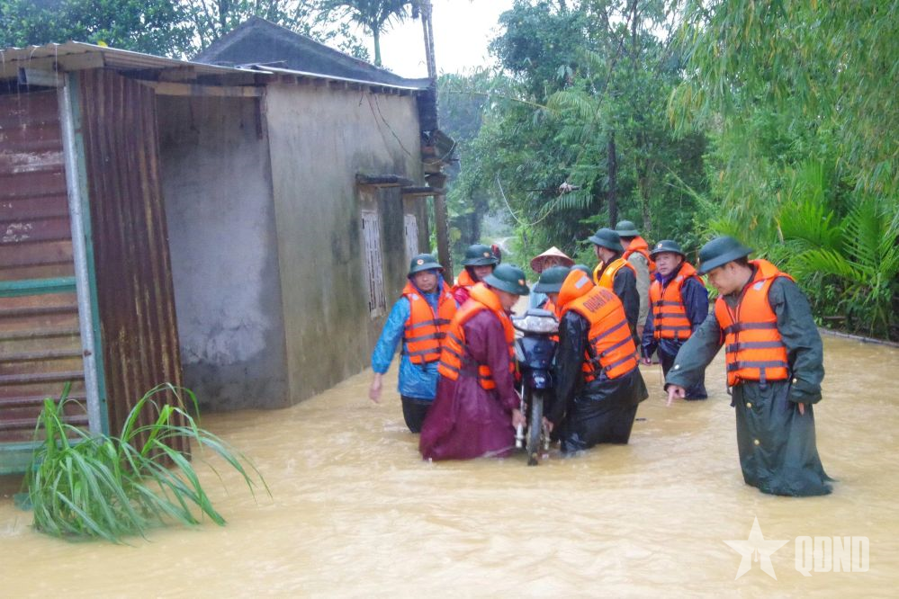 Đoàn Kinh tế - Quốc phòng 92 (Quân khu 4) giúp dân phòng, chống và khắc phục hậu quả mưa bão